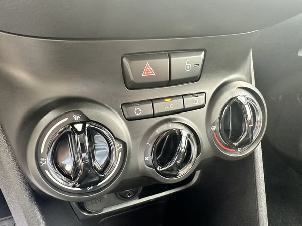 Photo de la voiture PEUGEOT 208 1.6 BlueHDi 75ch BVM5 Active