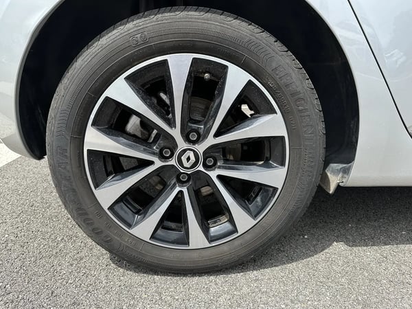 Photo de la voiture RENAULT CLIO V TCe 90 Techno