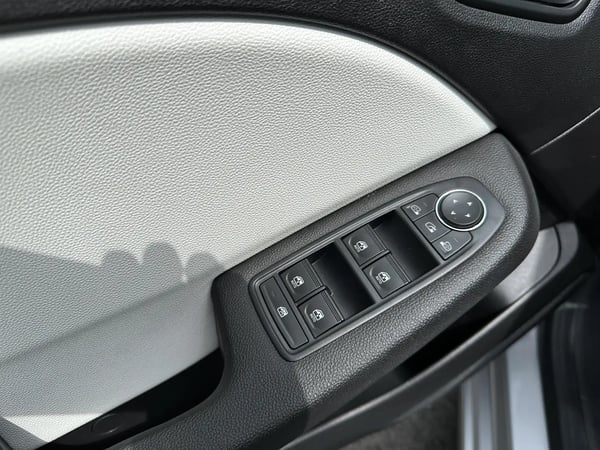 Photo de la voiture RENAULT CLIO V TCe 90 Techno