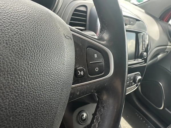 Photo de la voiture RENAULT CAPTUR dCi 110 Energy Iridium