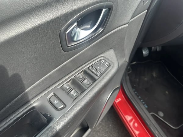 Photo de la voiture RENAULT CAPTUR dCi 110 Energy Iridium