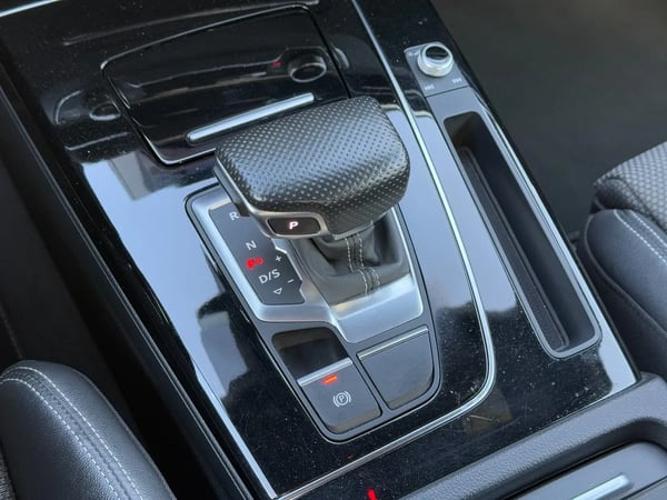 Photo de la voiture AUDI Q5 40 TDI 204 S tronic 7 Quattro S line