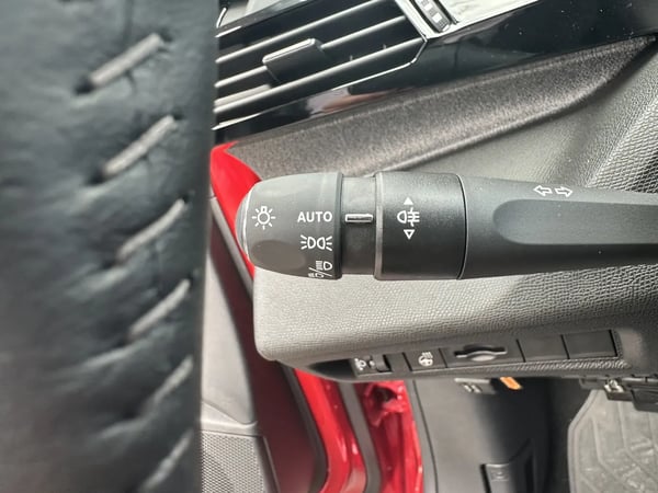 Photo de la voiture PEUGEOT 308 BlueHDi 130ch S&S EAT8 Allure
