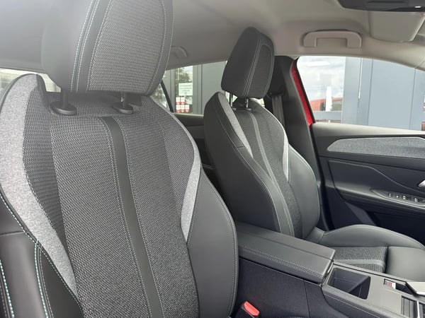 Photo de la voiture PEUGEOT 308 BlueHDi 130ch S&S EAT8 Allure