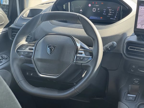 Photo de la voiture PEUGEOT RIFTER M BlueHDi 130 S&S EAT8 5pl Allure