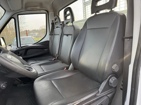 Photo de la voiture IVECO DAILY CHASSIS CABINE CAB 35 C 15H EMP 3750 QUAD-LEAF BVM6