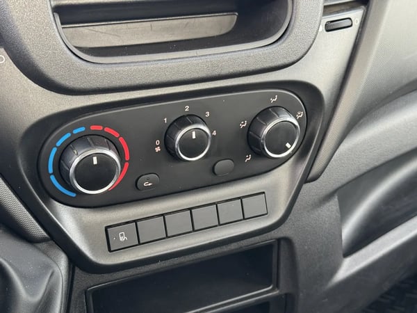 Photo de la voiture IVECO DAILY CHASSIS CABINE CAB 35 C 15H EMP 3750 QUAD-LEAF BVM6