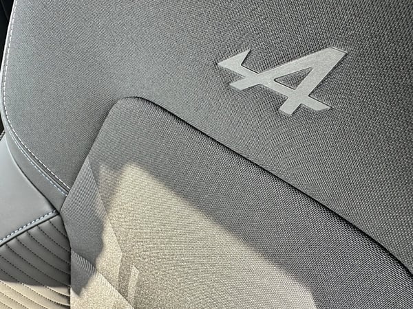 Photo de la voiture RENAULT SYMBIOZ E-Tech full hybrid 145 Esprit Alpine