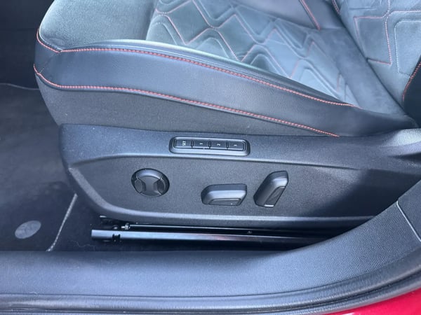 Photo de la voiture SEAT LEON e-Hybrid 204 ch DSG6 FR