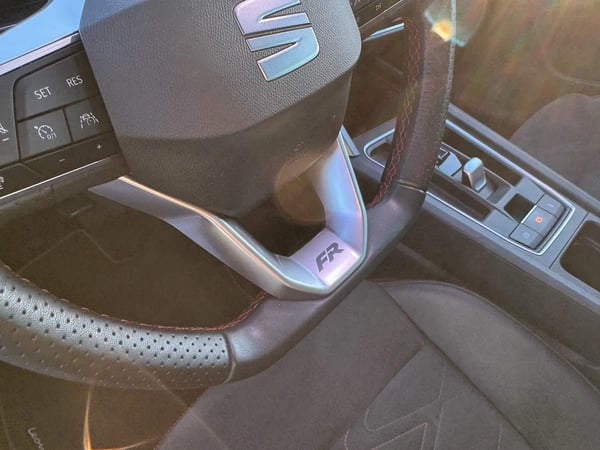 Photo de la voiture SEAT LEON e-Hybrid 204 ch DSG6 FR