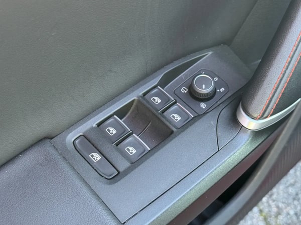 Photo de la voiture SEAT LEON e-Hybrid 204 ch DSG6 FR