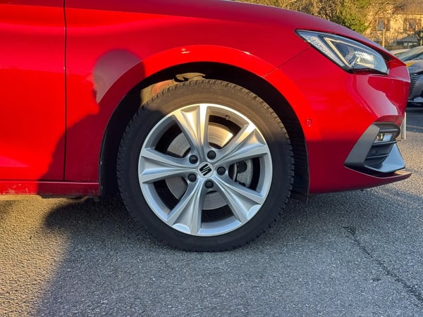 Photo de la voiture SEAT LEON e-Hybrid 204 ch DSG6 FR