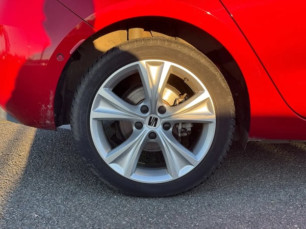 Photo de la voiture SEAT LEON e-Hybrid 204 ch DSG6 FR