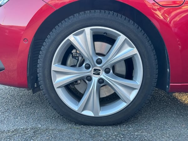 Photo de la voiture SEAT LEON e-Hybrid 204 ch DSG6 FR