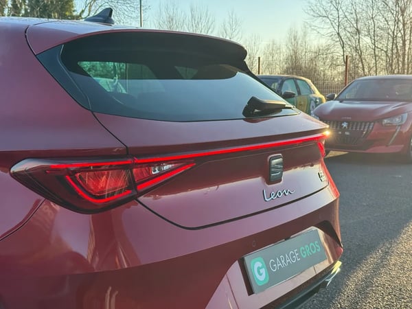 Photo de la voiture SEAT LEON e-Hybrid 204 ch DSG6 FR