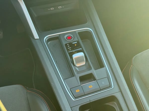Photo de la voiture SEAT LEON e-Hybrid 204 ch DSG6 FR