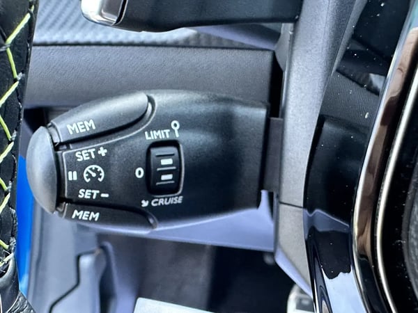 Photo de la voiture PEUGEOT 208 Hybrid 100 e-DCS6 GT