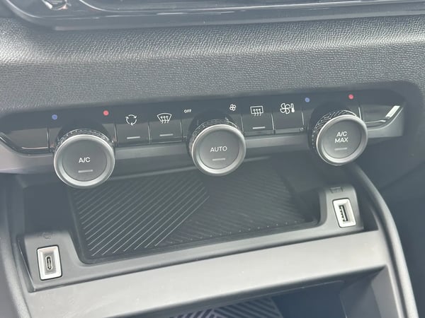Photo de la voiture CITROEN C4 BlueHDi 130 S&S EAT8 Shine