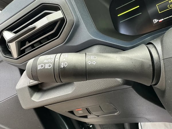 Photo de la voiture DACIA DUSTER Hybrid 140 4x2 Journey