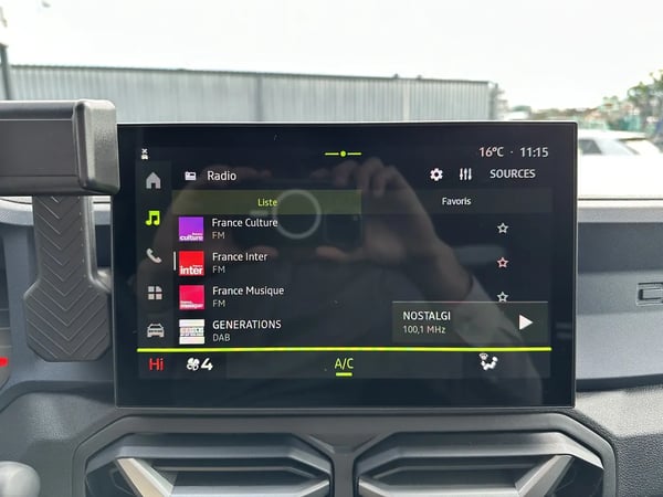 Photo de la voiture DACIA DUSTER Hybrid 140 4x2 Journey