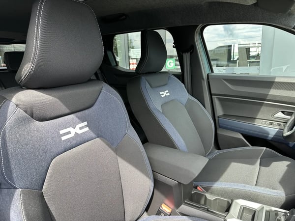 Photo de la voiture DACIA DUSTER Hybrid 140 4x2 Journey