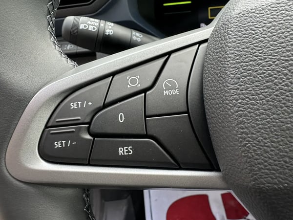Photo de la voiture DACIA DUSTER Hybrid 140 4x2 Journey