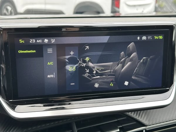 Photo de la voiture PEUGEOT 2008 PureTech 130 S&S EAT8 GT