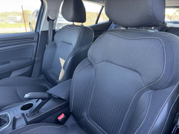 Photo de la voiture RENAULT MEGANE IV BERLINE dCi 130 Energy Zen