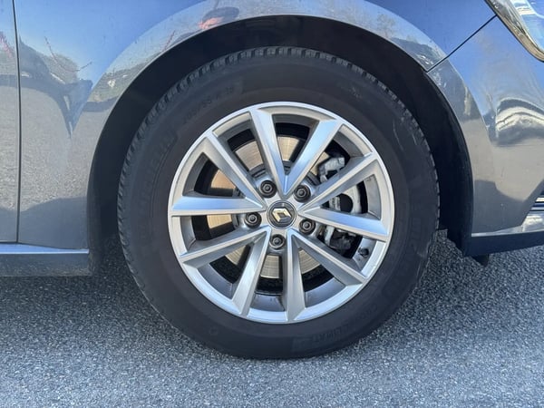 Photo de la voiture RENAULT MEGANE IV BERLINE dCi 130 Energy Zen