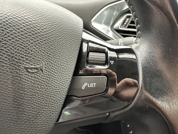 Photo de la voiture PEUGEOT 308 1.6 BlueHDi 120ch S&S BVM6 Active