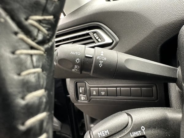 Photo de la voiture PEUGEOT 308 1.6 BlueHDi 120ch S&S BVM6 Active