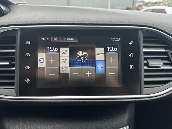 Photo de la voiture PEUGEOT 308 1.6 BlueHDi 120ch S&S BVM6 Active