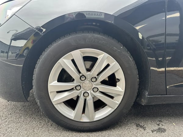 Photo de la voiture PEUGEOT 308 1.6 BlueHDi 120ch S&S BVM6 Active