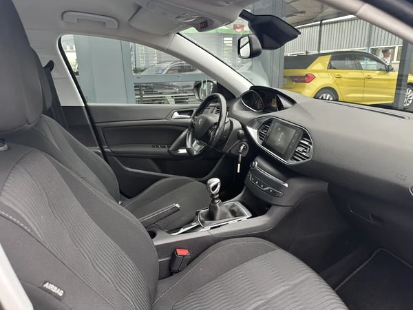 Photo de la voiture PEUGEOT 308 1.6 BlueHDi 120ch S&S BVM6 Active