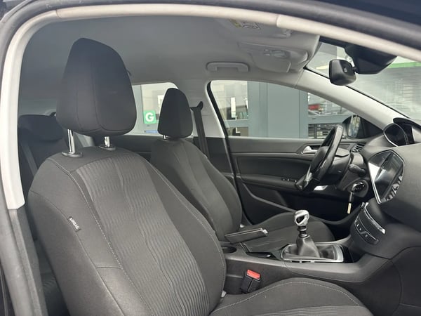 Photo de la voiture PEUGEOT 308 1.6 BlueHDi 120ch S&S BVM6 Active
