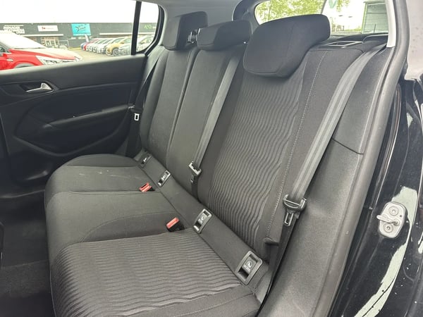 Photo de la voiture PEUGEOT 308 1.6 BlueHDi 120ch S&S BVM6 Active