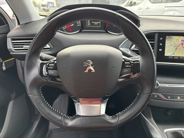 Photo de la voiture PEUGEOT 308 PureTech 130ch S&S BVM6 Allure