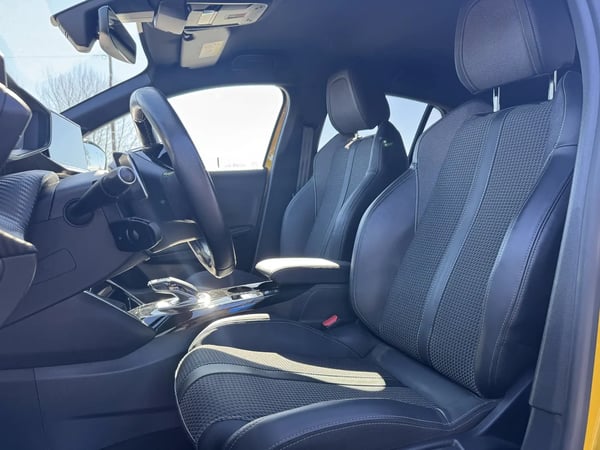 Photo de la voiture PEUGEOT 208 PureTech 130 S&S EAT8 GT