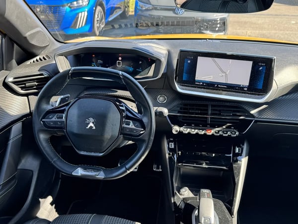 Photo de la voiture PEUGEOT 208 PureTech 130 S&S EAT8 GT