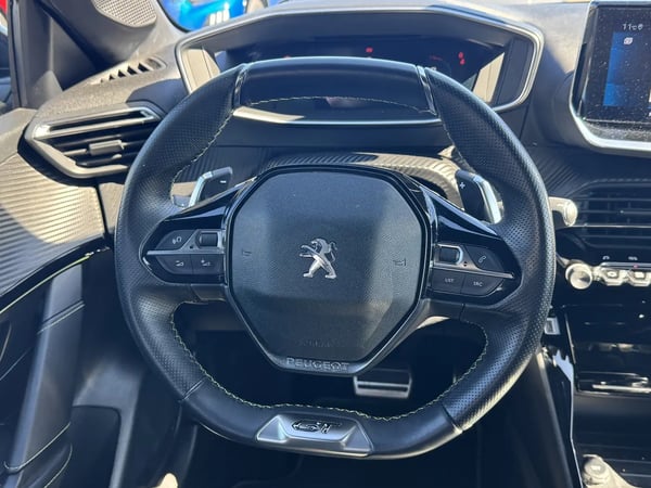 Photo de la voiture PEUGEOT 208 PureTech 130 S&S EAT8 GT