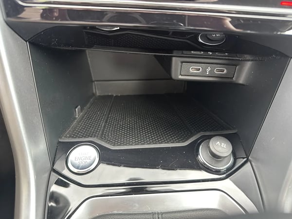 Photo de la voiture VOLKSWAGEN T-ROC 1.0 TSI 116 Start/Stop BVM6 Life Plus