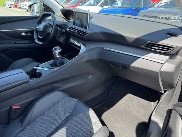 Photo de la voiture PEUGEOT 3008 BlueHDi 130ch S&S BVM6 Allure