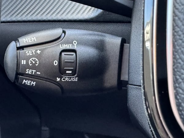 Photo de la voiture PEUGEOT 208 Hybrid 110 e-DCS6 Allure - 5P