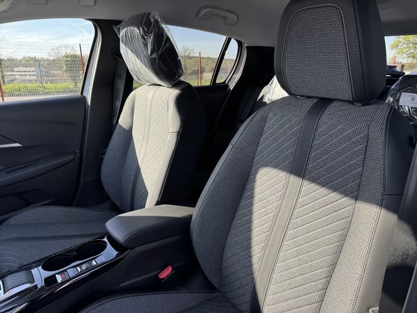 Photo de la voiture PEUGEOT 208 Hybrid 110 e-DCS6 Allure - 5P