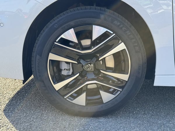 Photo de la voiture PEUGEOT 208 Hybrid 110 e-DCS6 Allure - 5P