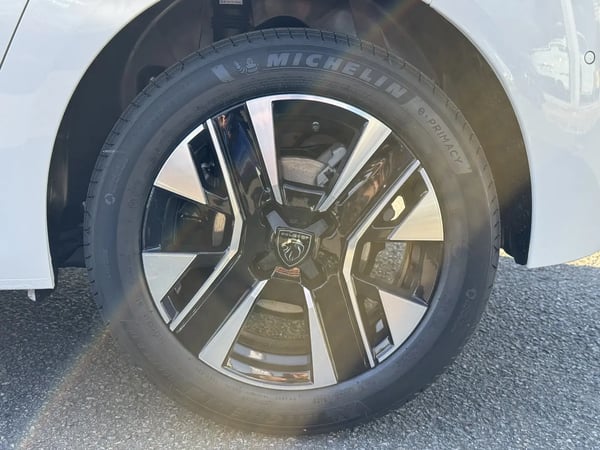 Photo de la voiture PEUGEOT 208 Hybrid 110 e-DCS6 Allure - 5P