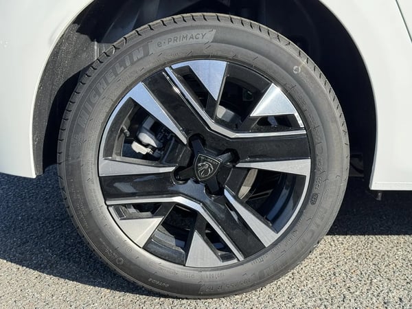 Photo de la voiture PEUGEOT 208 Hybrid 110 e-DCS6 Allure - 5P