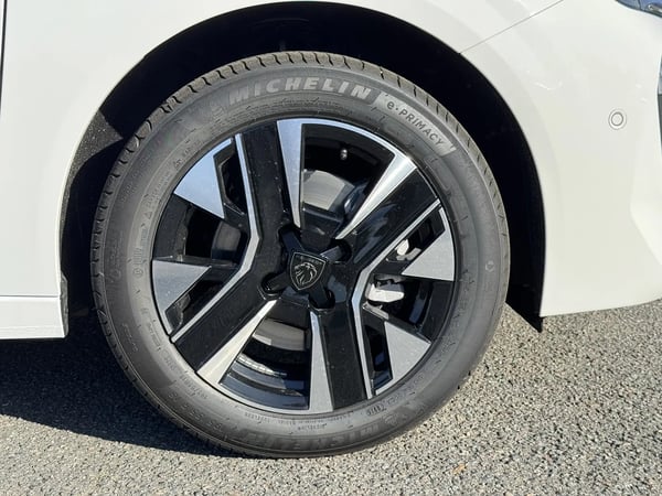 Photo de la voiture PEUGEOT 208 Hybrid 110 e-DCS6 Allure - 5P
