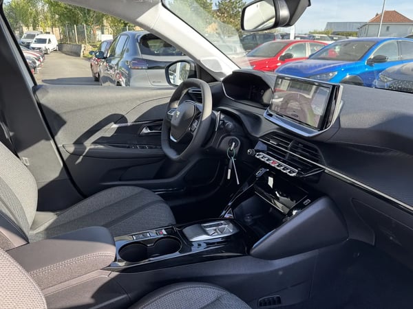 Photo de la voiture PEUGEOT 208 Hybrid 110 e-DCS6 Allure - 5P