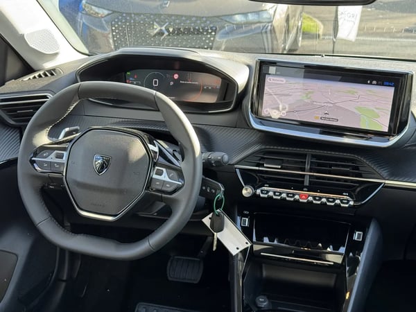 Photo de la voiture PEUGEOT 208 Hybrid 110 e-DCS6 Allure - 5P
